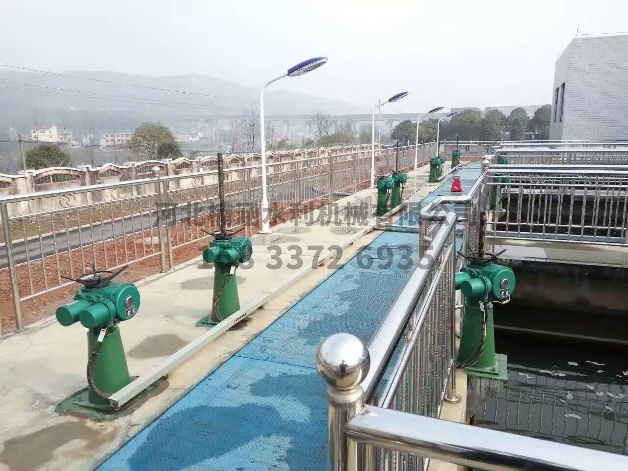 湖北自来水厂手电两用启闭机铸铁镶铜闸门安装案例